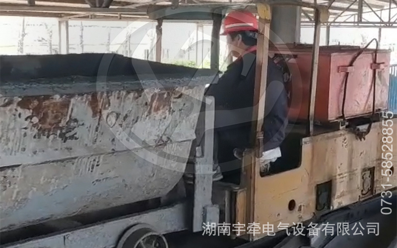 2.5噸蓄電池防爆電機(jī)車(chē)現(xiàn)場(chǎng)視頻.jpg